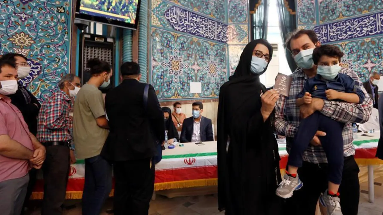 Los iran&iacute;es depositan sus votos en un colegio electoral durante las elecciones presidenciales en Teher&aacute;n, Ir&aacute;n, el 18 de junio de 2021. Los iran&iacute;es se dirigen a las urnas para elegir un nuevo presidente tras ocho a&ntilde;os con Hassan Rouhani como jefe de Estado. (Elecciones, Teher&aacute;n) EFE/EPA/ABEDIN TAHERKENAREH