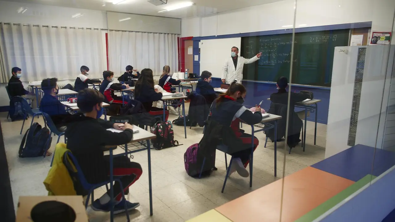 Archivo - Un profesor imparte clase a los alumnos del colegio Arcangel Rafael
