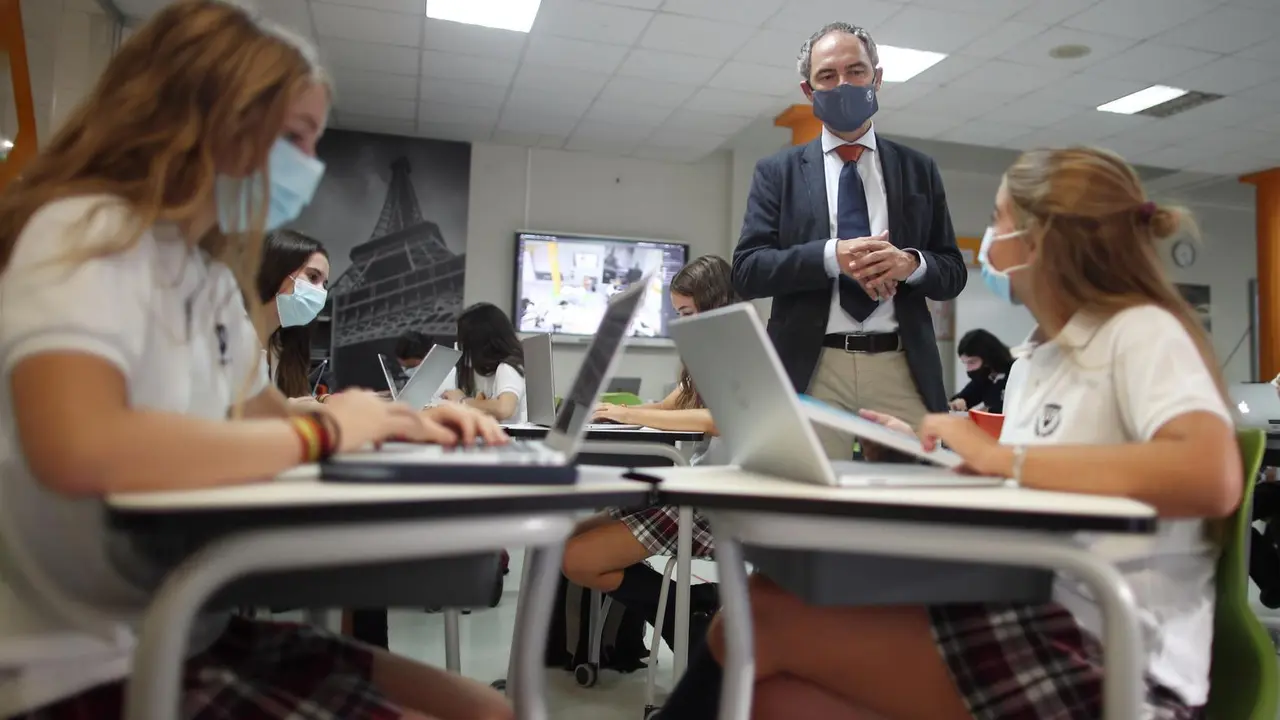 Archivo - Profesor en una clase de un colegio madrile&ntilde;o