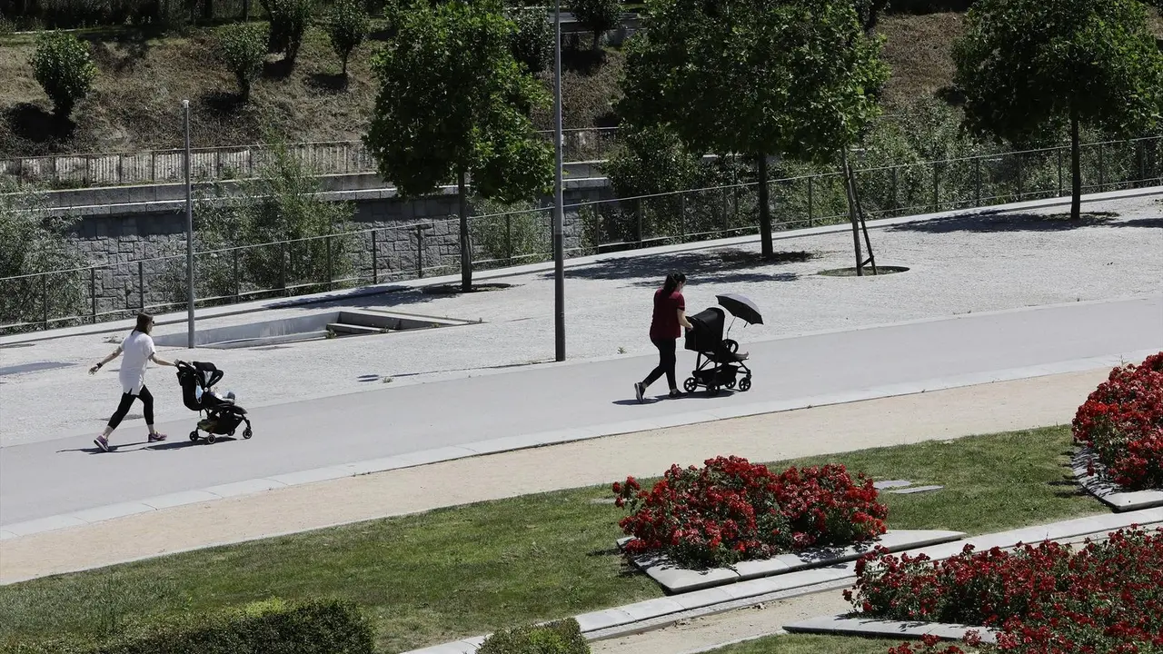Archivo - Dos madres con carritos de beb&eacute; pasean en Madrid R&iacute;o, en Madrid (Espa&ntilde;a), a 25 de mayo de 2020.