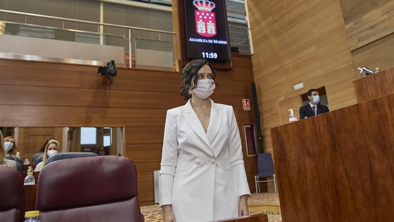 La presidenta en funciones de la Comunidad de Madrid, Isabel D&iacute;az Ayuso, en la primera sesi&oacute;n del pleno de su investidura