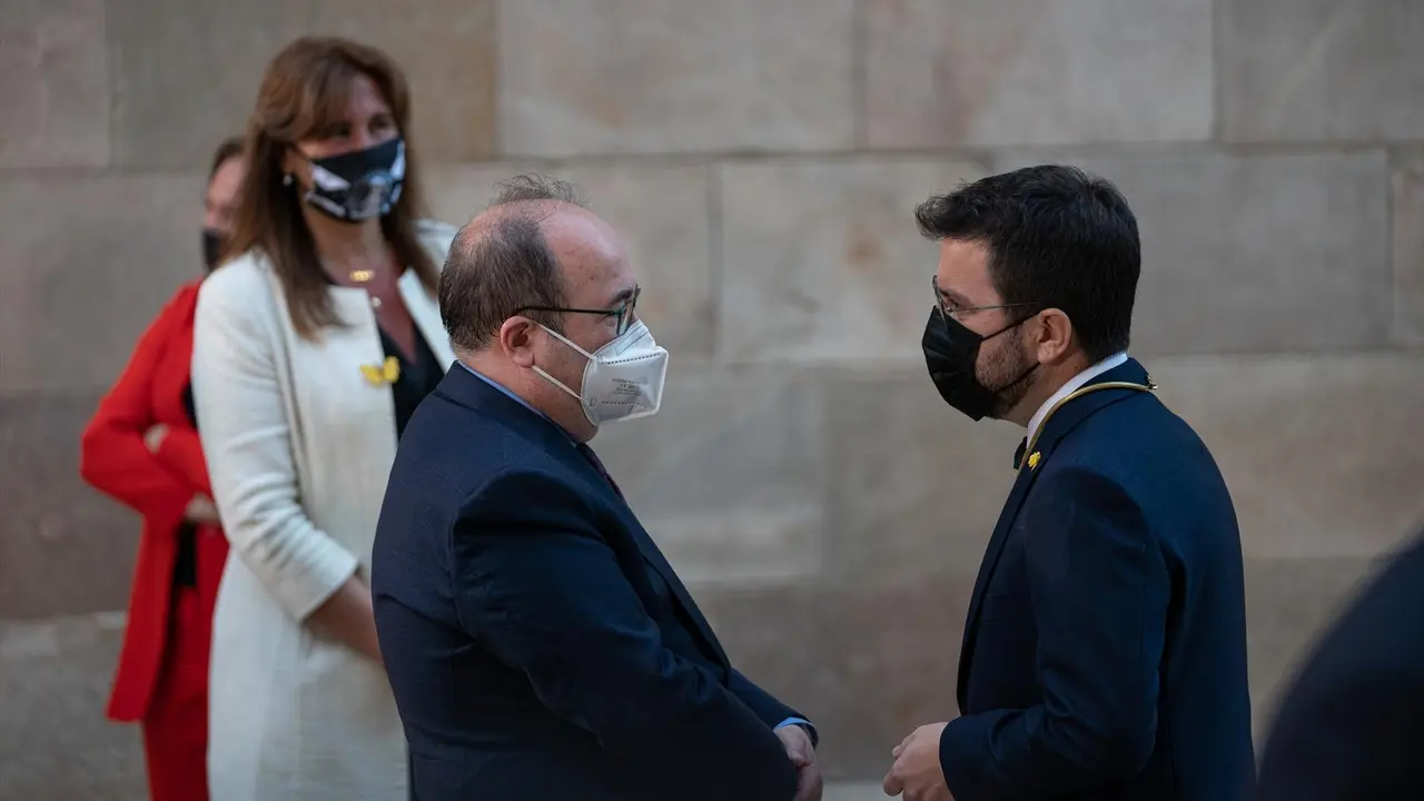 La presidenta del Parlament, Laura Borr&agrave;s (i), el ministro de Pol&iacute;tica Territorial y Funci&oacute;n P&uacute;blica y secretario del PSC, Miquel Iceta (c), y el presidente de la Generalitat, Pere Aragon&egrave;s (d), durante la toma de posesi&oacute;n de Pere Aragon&egrave;s como presidente