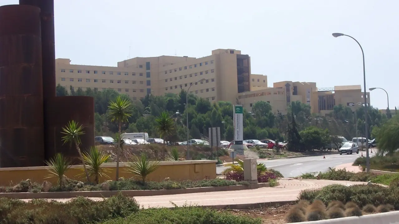 Archivo - Exterior del Hospital Torrec&aacute;rdenas de Almer&iacute;a