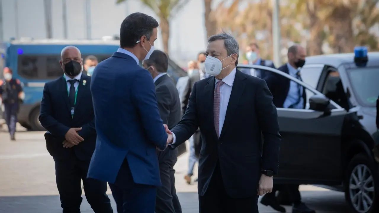 El presidente del Gobierno, Pedro S&aacute;nchez, saluda al primer ministro italiano, Mario Draghi, a su llegada al Hotel W de Barcelona.
