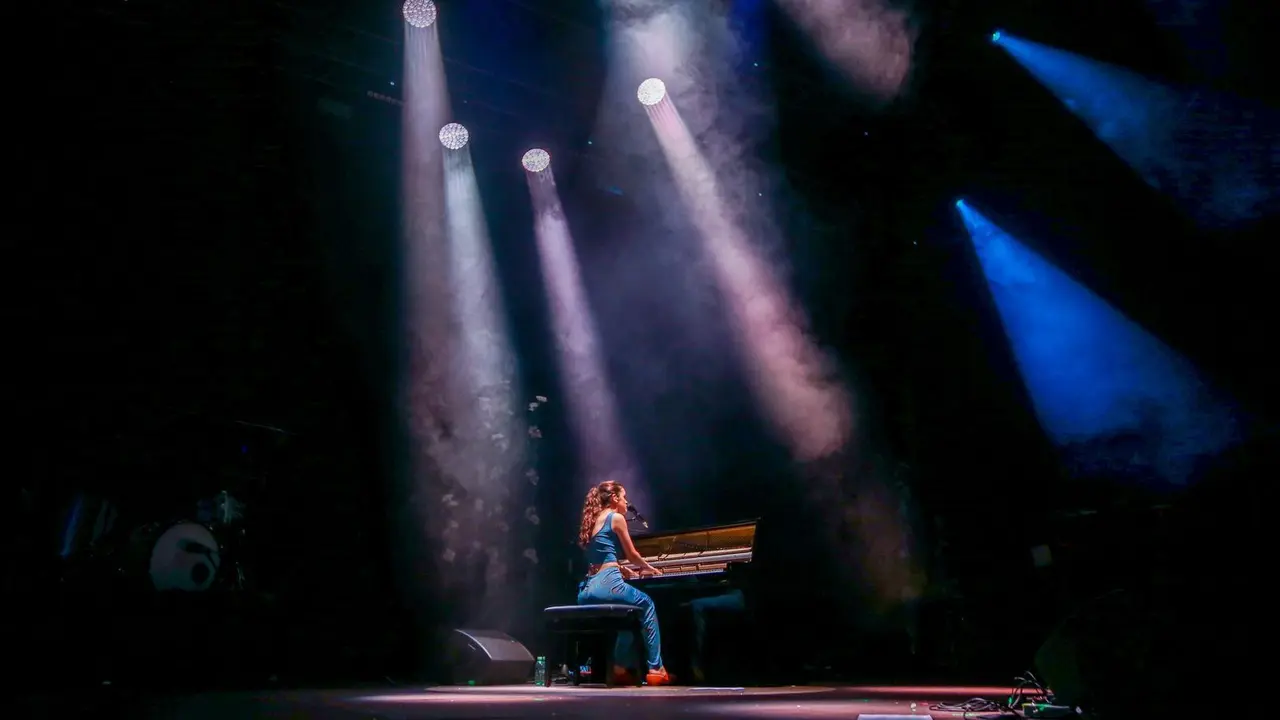 La cantante Amaia Romero act&uacute;a en Las Noches del Bot&aacute;nico 