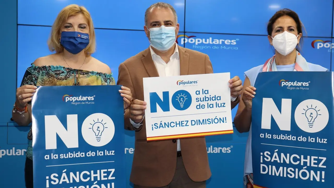 Violante Tom&aacute;s, junto a Francisco Abril e Isabel Borrego