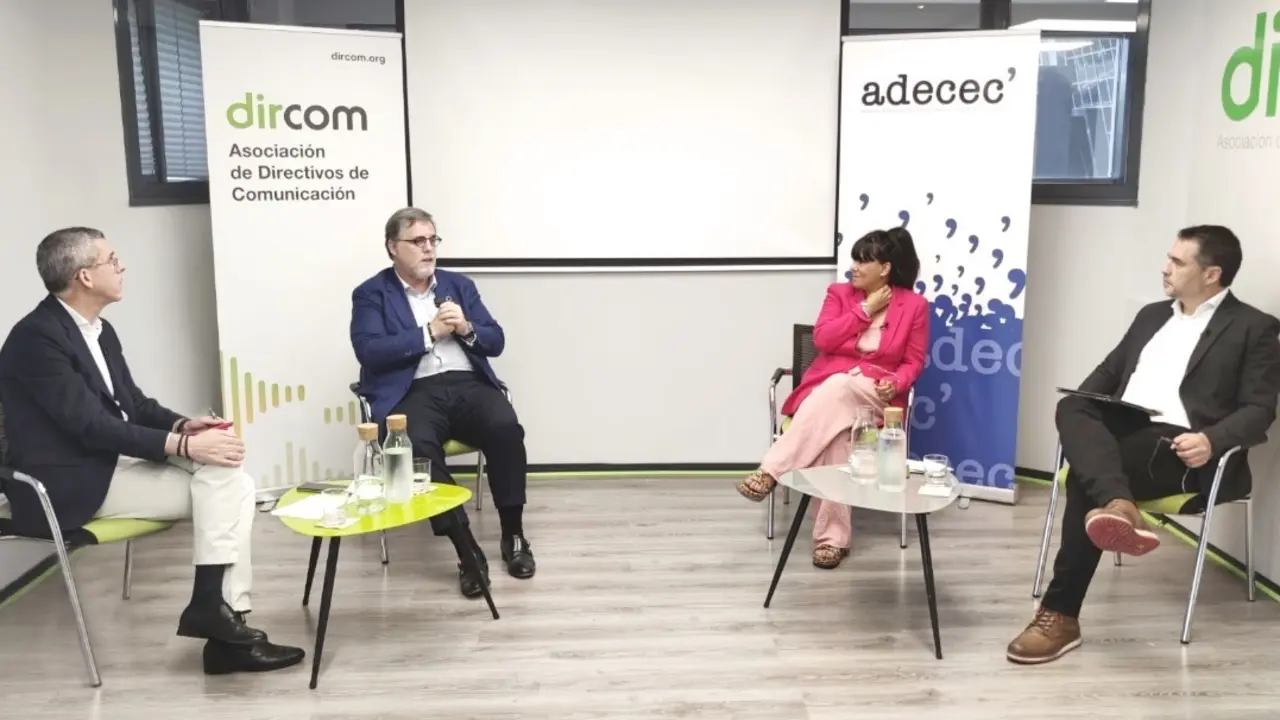 Ludi Garc&iacute;a, presidenta de ADECEC; Miguel L&oacute;pez-Quesada, presidente de Dircom; y Juan del Rey, responsable de desarrollo de negocio de AERCE; y el consultor independiente Francisco Porras.