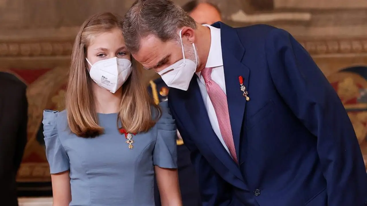 La princesa Leonor se dirige a su padre, el rey Felipe, durante el acto de imposici&oacute;n de condecoraciones de la Orden del M&eacute;rito Civil con motivo del VII aniversario de la proclamaci&oacute;n del Rey celebrado este viernes en el Palacio Real en Madrid. EFE/Ballesteros POOL