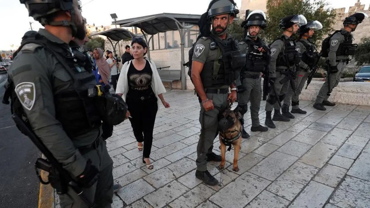 La polic&iacute;a fronteriza israel&iacute; toma posici&oacute;n durante los enfrentamientos con los palestinos tras una protesta en la puerta de Damasco de la ciudad vieja de Jerusal&eacute;n, 17 de junio de 2021. La tensi&oacute;n en Jerusal&eacute;n entre las fuerzas israel&iacute;es y los palestinos se renov&oacute; despu&eacute;s de que grupos de extrema derecha israel&iacute;es organizaran una marcha con banderas en Jerusal&eacute;n el 15 de marzo. (Protestas, Estados Unidos, Damasco, Jerusal&eacute;n) EFE/EPA/ATEF SAFADI