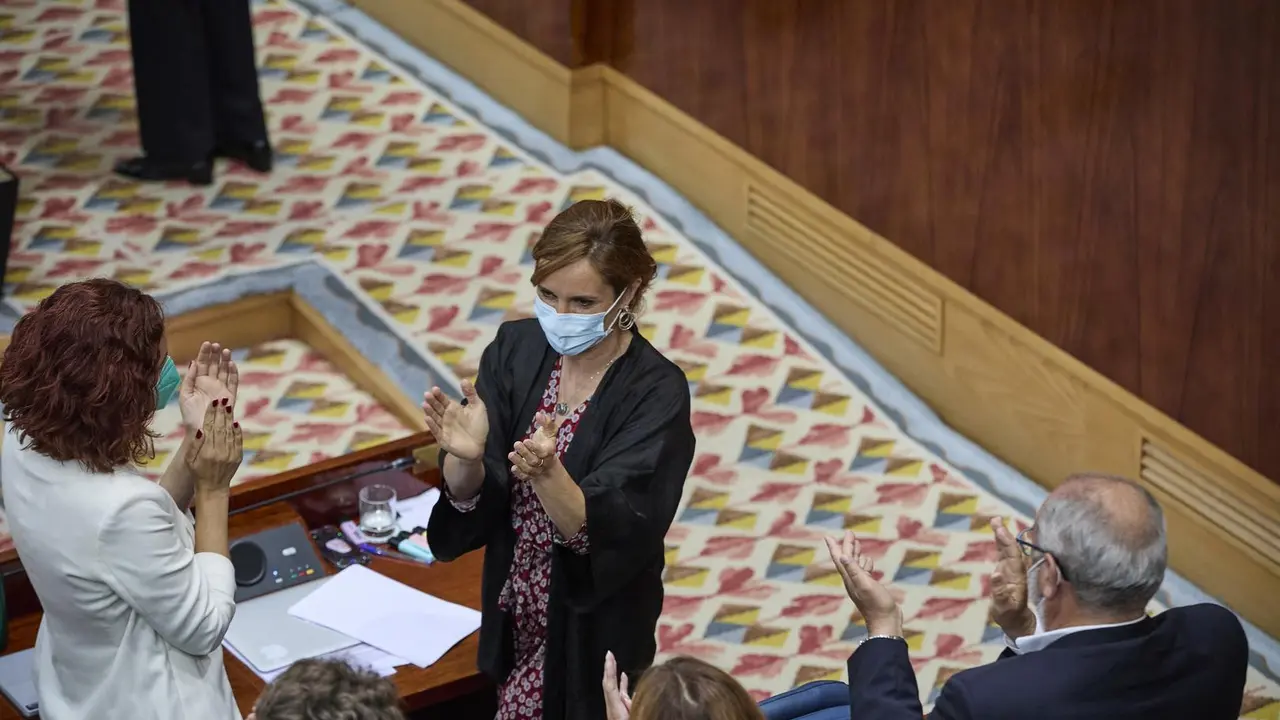 La portavoz de M&aacute;s Madrid en la Asamblea, M&oacute;nica Garc&iacute;a, es aplaudida tras su intervenci&oacute;n en la segunda sesi&oacute;n del pleno de investidura de la presidenta en funciones de la Comunidad y candidata a la reelecci&oacute;n, Isabel D&iacute;az Ayuso, a 18 de junio de 2021, e