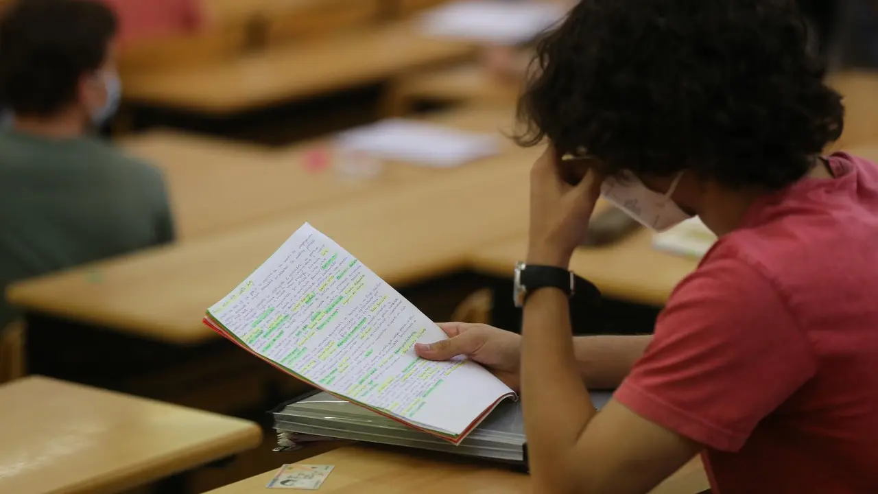 Un estudiante realiza un examen el d&iacute;a del comienzo de los ex&aacute;menes de selectividad 2021.