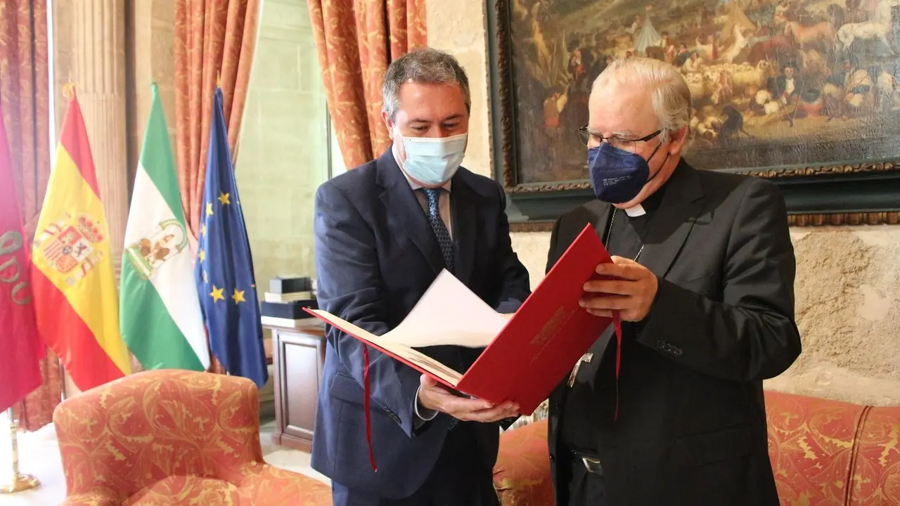 Espadas y Saiz, durante la primera visita institucional del arzobispo al Ayuntamiento.