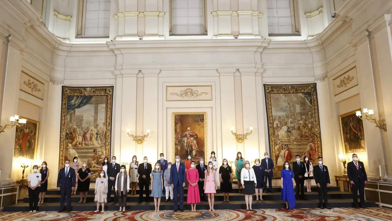 Los Reyes durante la entrega de la Orden del M&eacute;rito Civil a 24 espa&ntilde;oles