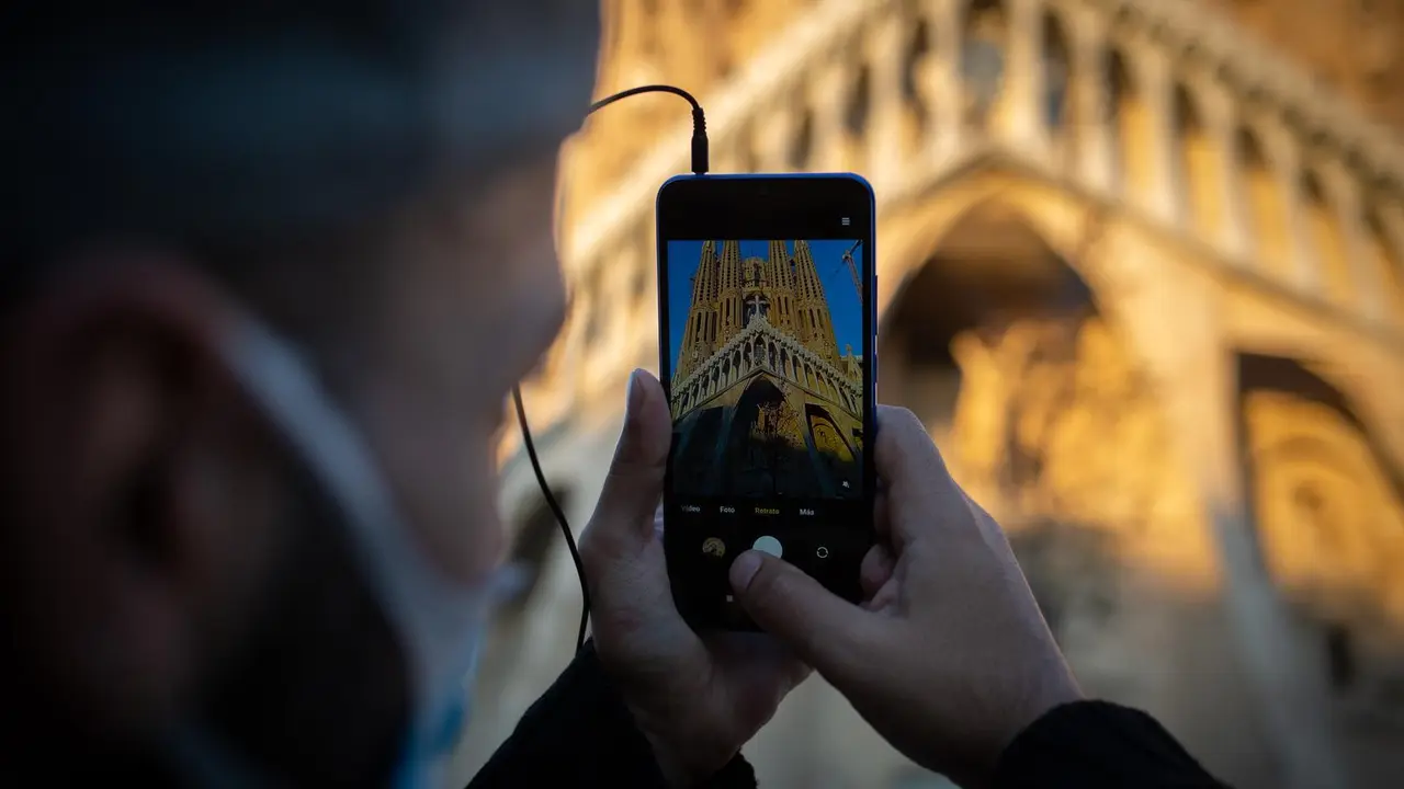 Archivo - Un hombre hace fotos a la Sagrada Familia, en Barcelona, Catalunya (Espa&ntilde;a), a 16 de noviembre de 2020