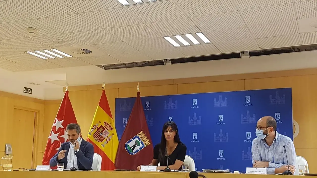 La vicealcaldesa de Madrid, Bego&ntilde;a Villac&iacute;s, y el delegado de Familias, Igualdad y Bienestar Social, Pepe Aniorte, presentan los resultados de la primera encuesta a la poblaci&oacute;n LGTBI de Madrid.