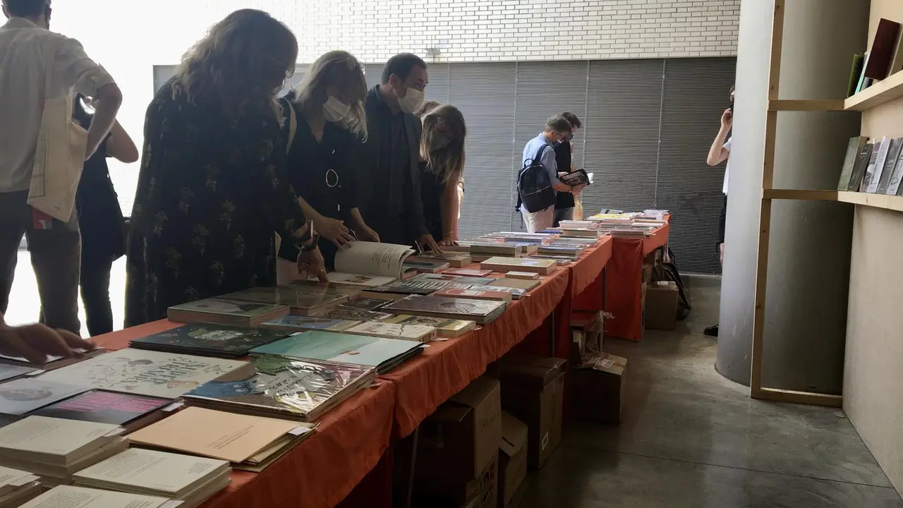 La consellera de Cultura del Govern, Nat&agrave;lia Garriga, asiste a la XII ArtsLibris en el Mercat de Sant Antoni de Barcelona.
