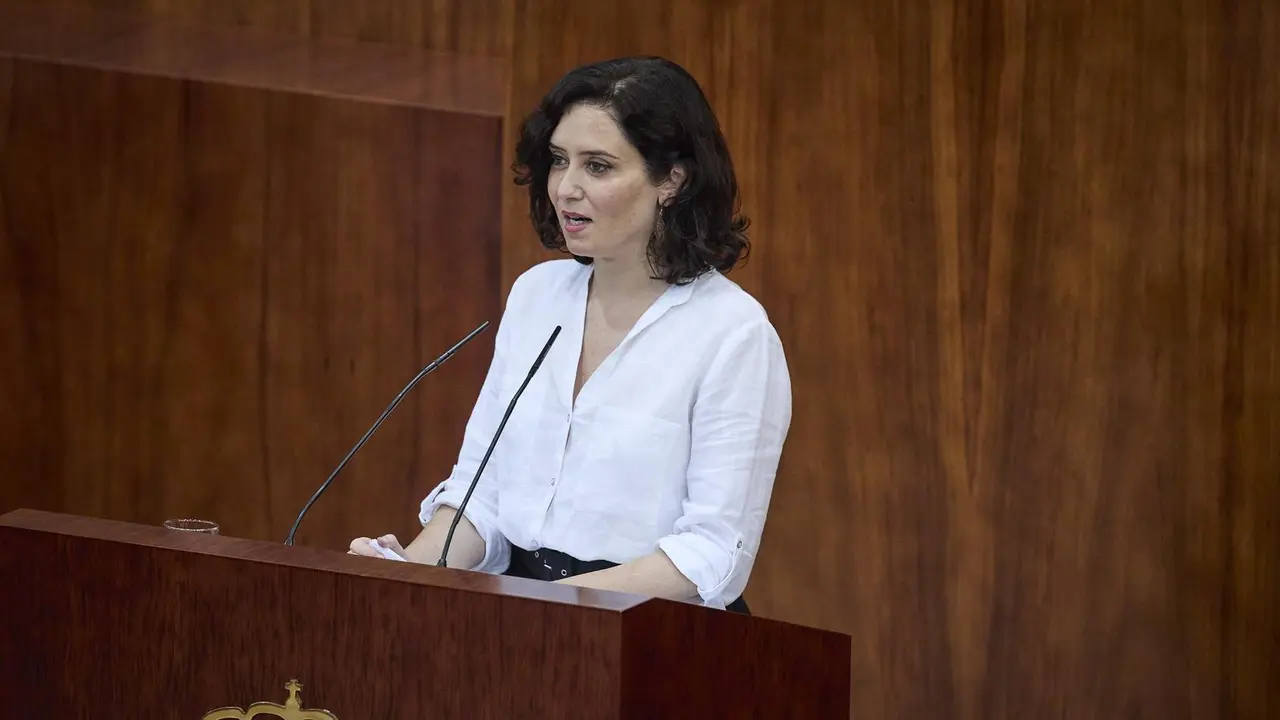 La presidenta en funciones de la Comunidad de Madrid, Isabel D&iacute;az Ayuso, interviene en la segunda sesi&oacute;n del pleno de su investidura en la Asamblea de Madrid, a 18 de junio de 2021, en Madrid (Espa&ntilde;a).
