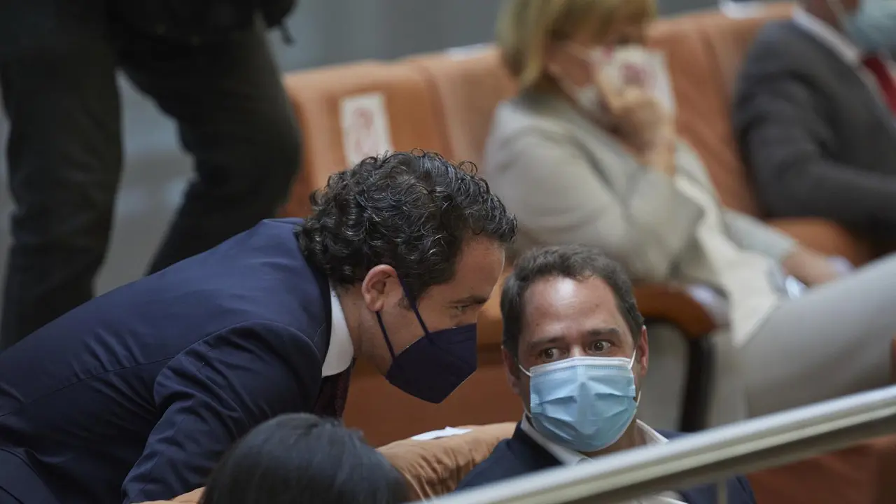 El secretario general del Partido Popular, Teodoro Garc&iacute;a Egea, conversa en la segunda sesi&oacute;n del pleno de investidura de la presidenta en funciones de la Comunidad y candidata a la reelecci&oacute;n, Isabel D&iacute;az Ayuso, a 18 de junio de 2021, en Madrid (Espa&ntilde;a).