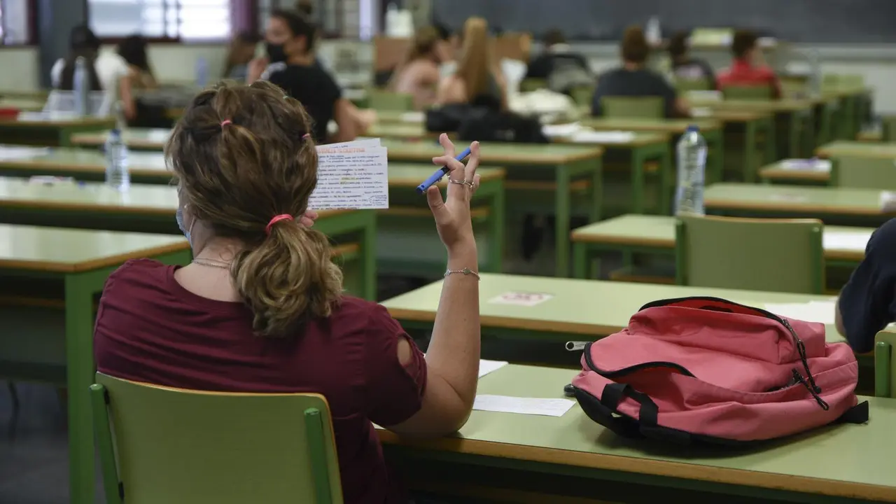 Una estudiante en uno de los ex&aacute;menes de la selectividad 2021 en Val&egrave;ncia. 