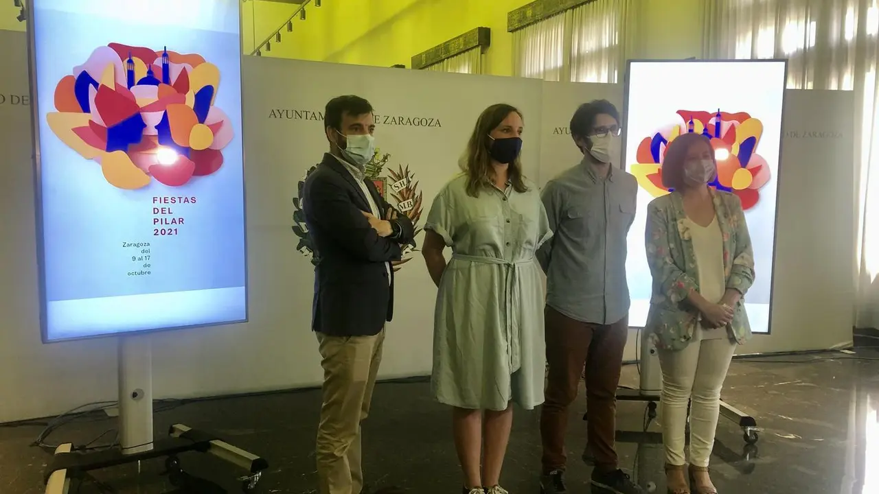 La vicealcaldesa, Sara Fern&aacute;ndez, junto a los ganadores del concurso, Miguel Frago e In&eacute;s Marco durante el anuncio del cartel de las Fiestas del Pilar 2021