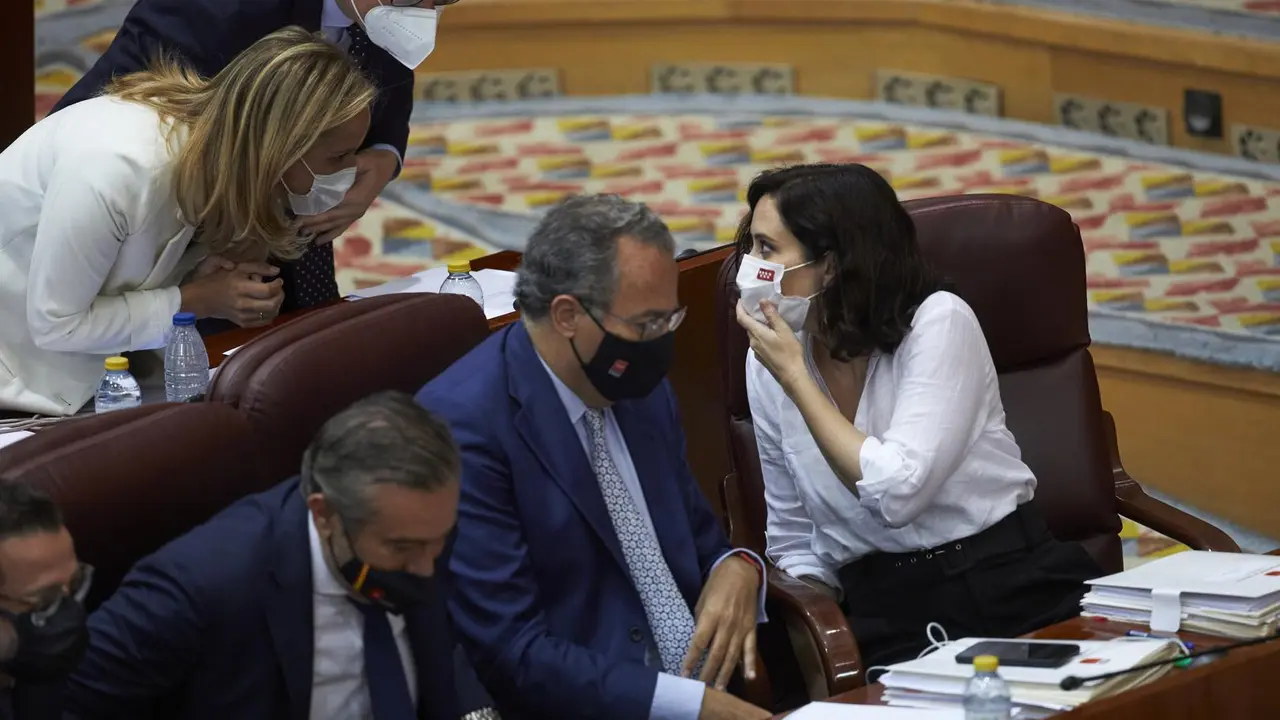 La presidenta en funciones de la Comunidad de Madrid, Isabel D&iacute;az Ayuso, conversa con la consejera de Medio Ambiente, Ordenaci&oacute;n del Territorio y Sostenibilidad, Paloma Mart&iacute;n, tras su intervenci&oacute;n en la segunda sesi&oacute;n del pleno de su investidura en la As