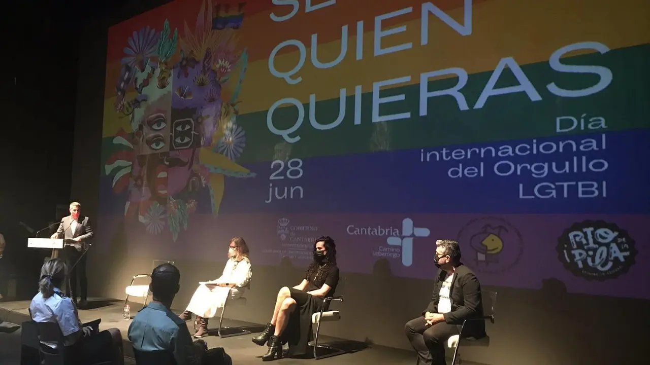 El vicepresidente y consejero de Universidades, Igualdad, Cultura y Deporte, Pablo Zuloaga, presenta la campa&ntilde;a del D&iacute;a Internacional del Orgullo LGTBIQ.