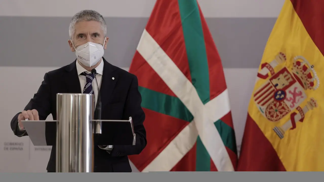 El ministro de Interior, Fernando Grande-Marlaska, ofrece una rueda de prensa tras la reuni&oacute;n de la Junta de Seguridad con el Pa&iacute;s Vasco