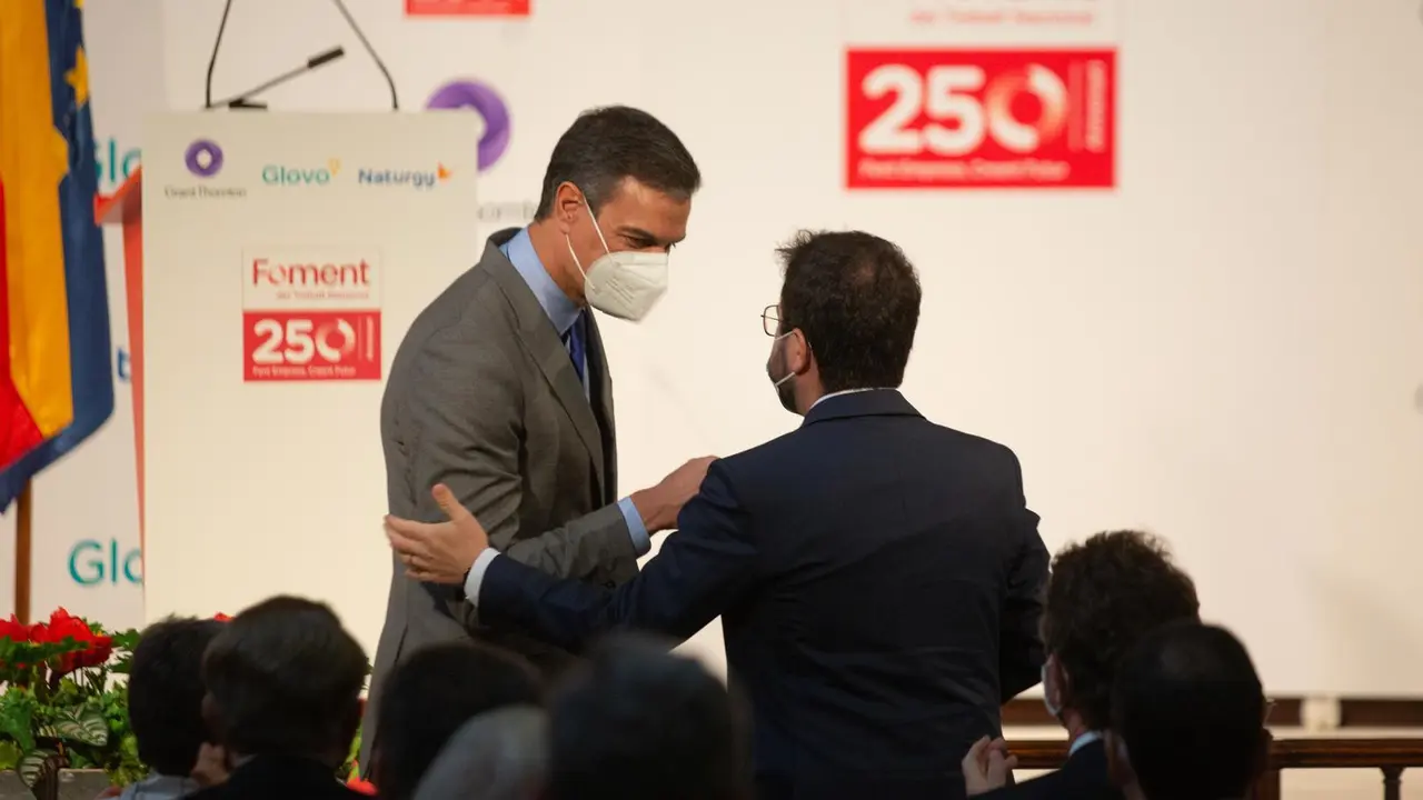 El presidente del Gobierno, Pedro S&aacute;nchez (i) y el president de la Generalitat, Pere Aragon&eacute;s (d), se saludan en un acto el 7 de junio de 2021 en Barcelona