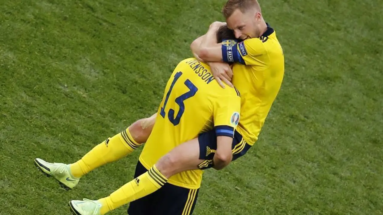 Sebastian Larsson (arriba), de Suecia, y Gustav Svensson, de Suecia, celebran tras ganar el partido de f&uacute;tbol de la ronda preliminar del grupo E de la Eurocopa 2020 entre Suecia y Eslovaquia en San Petersburgo, Rusia, el 18 de junio de 2021. (Rusia, Eslovaquia, Suecia) EFE/EPA/Anton Vaganov / POOL (RESTRICCIONES: S&oacute;lo para fines informativos editoriales. Las im&aacute;genes deben aparecer como im&aacute;genes fijas y no deben emular las secuencias de v&iacute;deo de la acci&oacute;n del partido. Las fotograf&iacute;as que se publiquen en las publicaciones en l&iacute;nea deber&aacute;n tener un intervalo de al menos 20 segundos entre la publicaci&oacute;n).