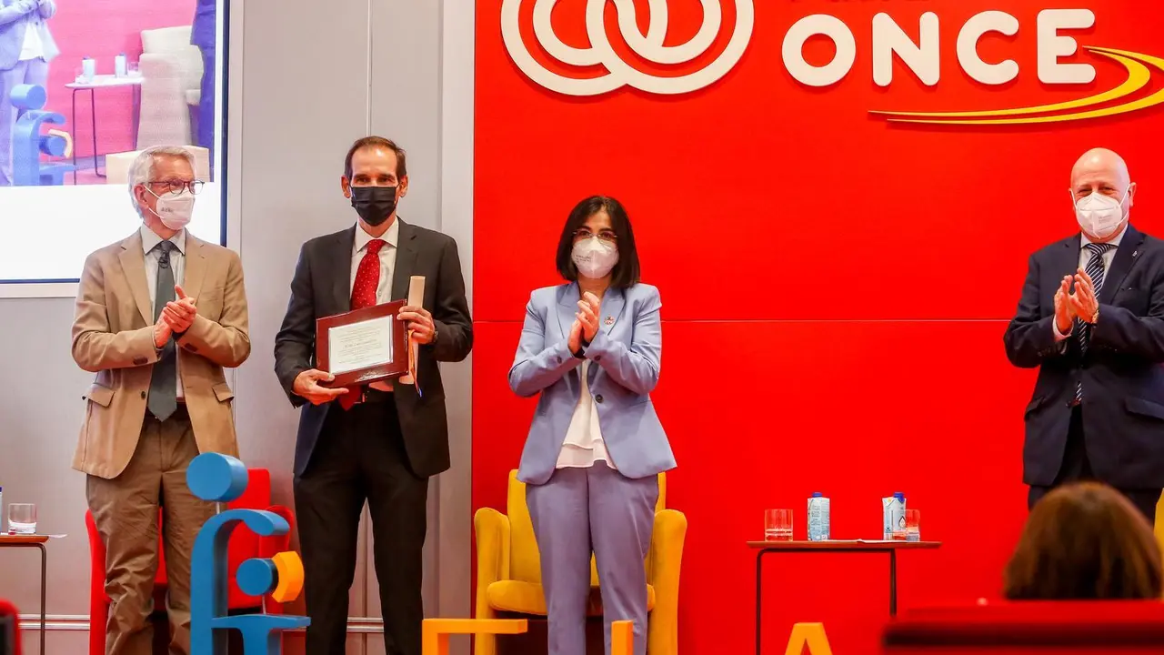(I-D) El secretario de Estado de Educaci&oacute;n, Alejandro Tiana;  el ganador del XVII Premio FIAPAS, Luis Lassalleta; la ministra de Sanidad, Carolina Darias, y el presidente de FIAPAS, Jos&eacute; Luis Aedo.