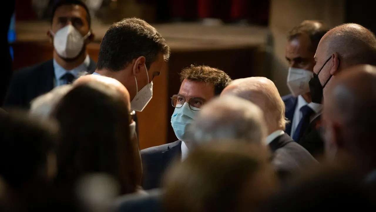 El presidente del Gobierno, Pedro S&aacute;nchez (i) y el president de la Generalitat, Pere Aragon&eacute;s (d), durante la entrega de la medalla del 250 aniversario de Foment del Treball al editor de &lsquo;La Vanguardia&rsquo;, Javier God&oacute;, el 7 de junio de 2021, en Barcelona, C