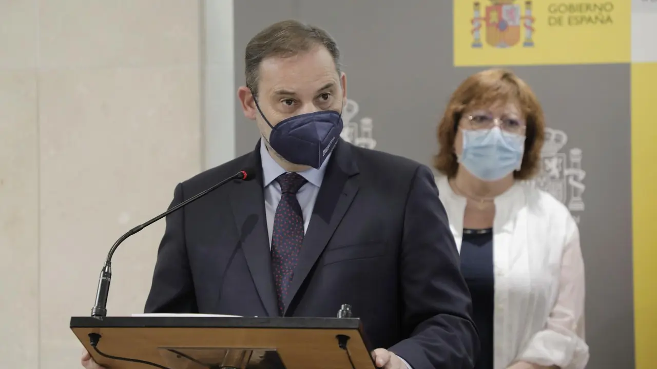El ministro de Transportes, Movilidad y Agenda Urbana, Jos&eacute; Luis &Aacute;balos, y la delegada del Gobierno en la Comunitat Valenciana, Gloria Calero, durante el acto de firma de unos protocolos de actuaci&oacute;n en Alicante