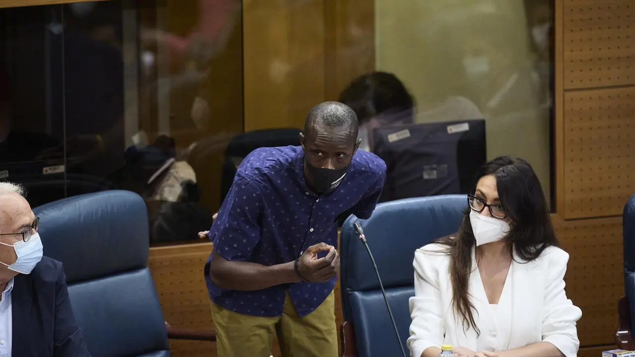 El diputado de Unidas Podemos Serigne Mbay&eacute; responde en la Asamblea de Madrid a la portavoz de Vox, Roc&iacute;o Monasterio, durante la sesi&oacute;n de investidura de Isabel D&iacute;az Ayuso como presidenta de la Comunidad.