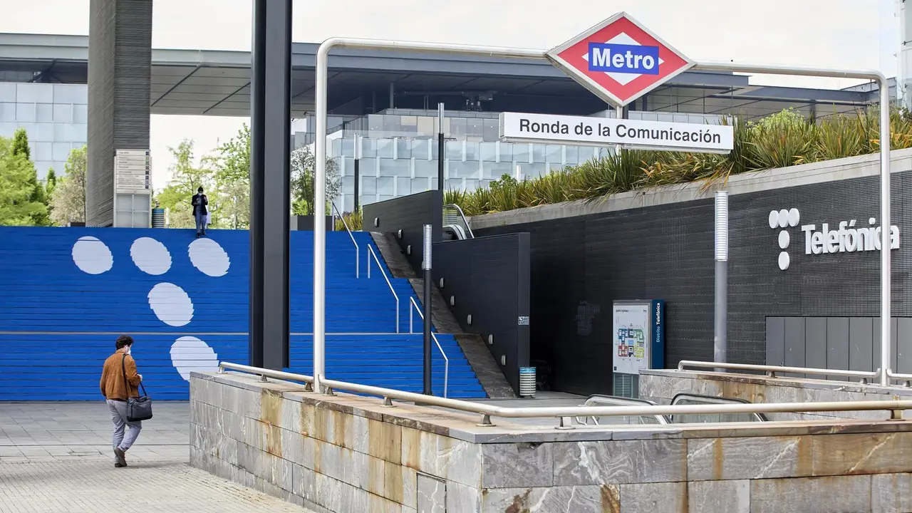 Archivo - Metro al lado del edificio de la sede de Telef&oacute;nica, a 27 de abril de 2021, en Madrid, (Espa&ntilde;a). 