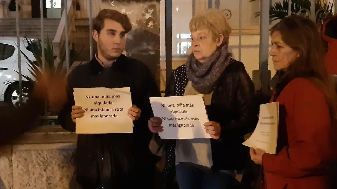 Archivo - Una veintena de personas se concentran frente al IMAS contra los casos de explotaci&oacute;n de menores tutelados en Mallorca.