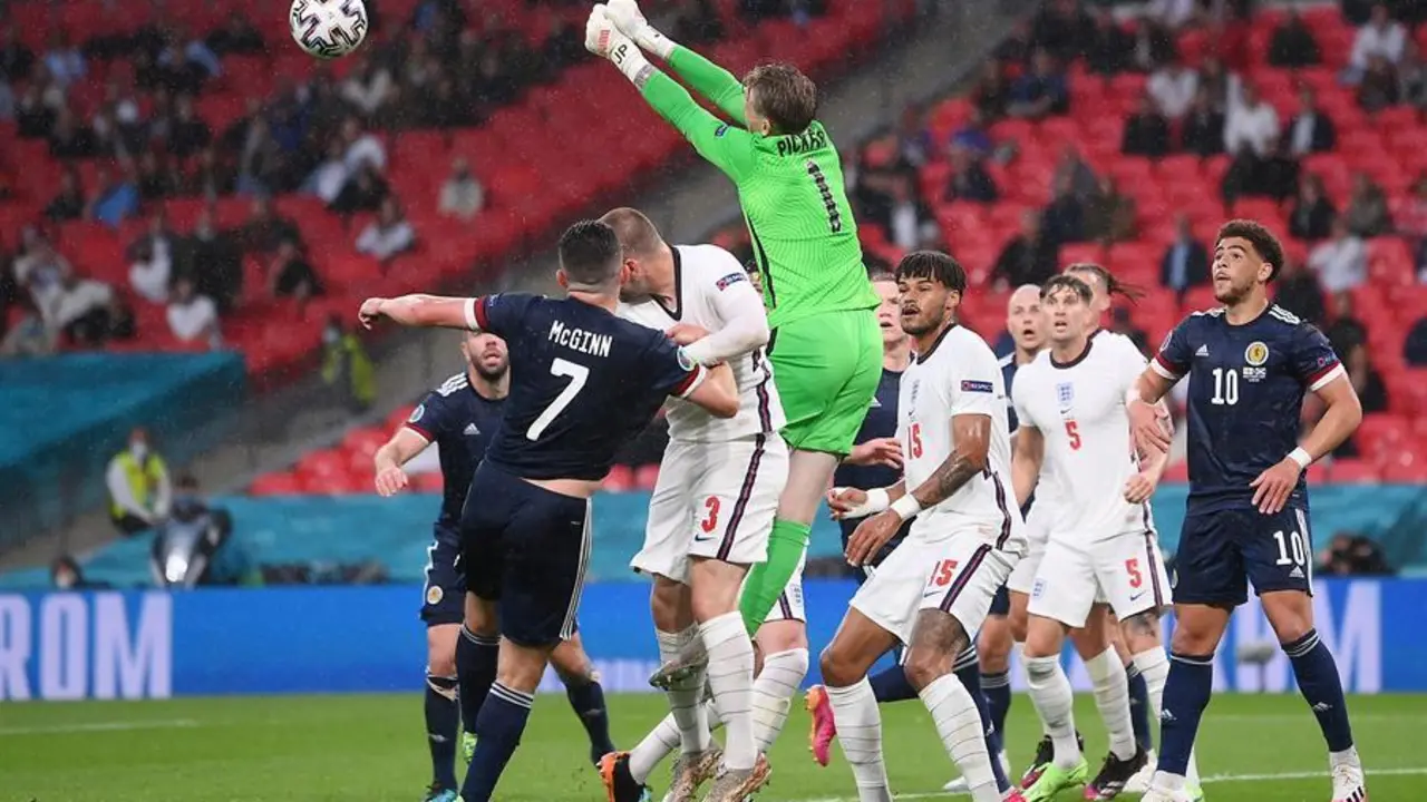 Goalkeeper Jordan Pickford (C) of England in action during the UEFA EURO 2020 group D preliminary round soccer match between England and Scotland in London, Britain, 18 June 2021. (Jordania, Reino Unido, Londres) EFE/EPA/Laurence Griffiths / POOL (RESTRICTIONS: For editorial news reporting purposes only. Images must appear as still images and must not emulate match action video footage. Photographs published in online publications shall have an interval of at least 20 seconds between the posting.)