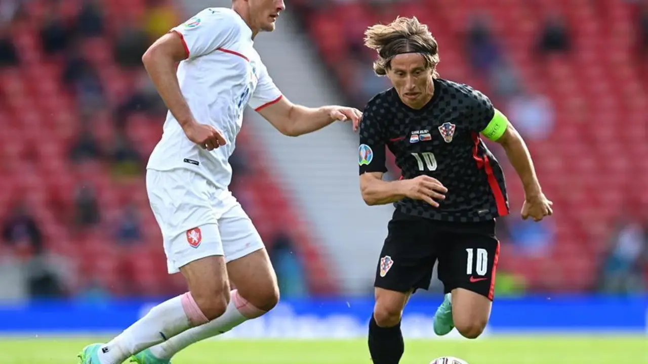 Luka Modric (R) of Croatia in action against Patrik Schick (L) of the Czech Republic during the UEFA EURO 2020 group D preliminary round soccer match between Croatia and the Czech Republic in Glasgow, Britain, 18 June 2021. (Croacia, Rep&uacute;blica Checa, Reino Unido) EFE/EPA/Paul Ellis / POOL (RESTRICTIONS: For editorial news reporting purposes only. Images must appear as still images and must not emulate match action video footage. Photographs published in online publications shall have an interval of at least 20 seconds between the posting.)