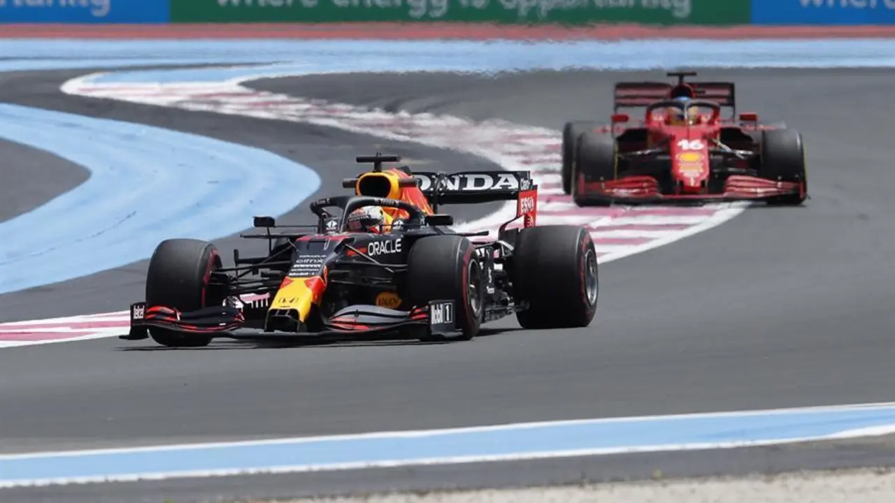 Dutch Formula One driver Max Verstappen (L) of Red Bull Racing and Monaco's Formula One driver Charles Leclerc (R) of Scuderia Ferrari Mission Winnow in action during the first practice session of the French Formula One Grand Prix at Paul Ricard circuit in Le Castellet, France, 18 June 2021. The 2021 French Formula One Grand Prix will take place on 20 June. (F&oacute;rmula Uno, Francia) EFE/EPA/SEBASTIEN NOGIER