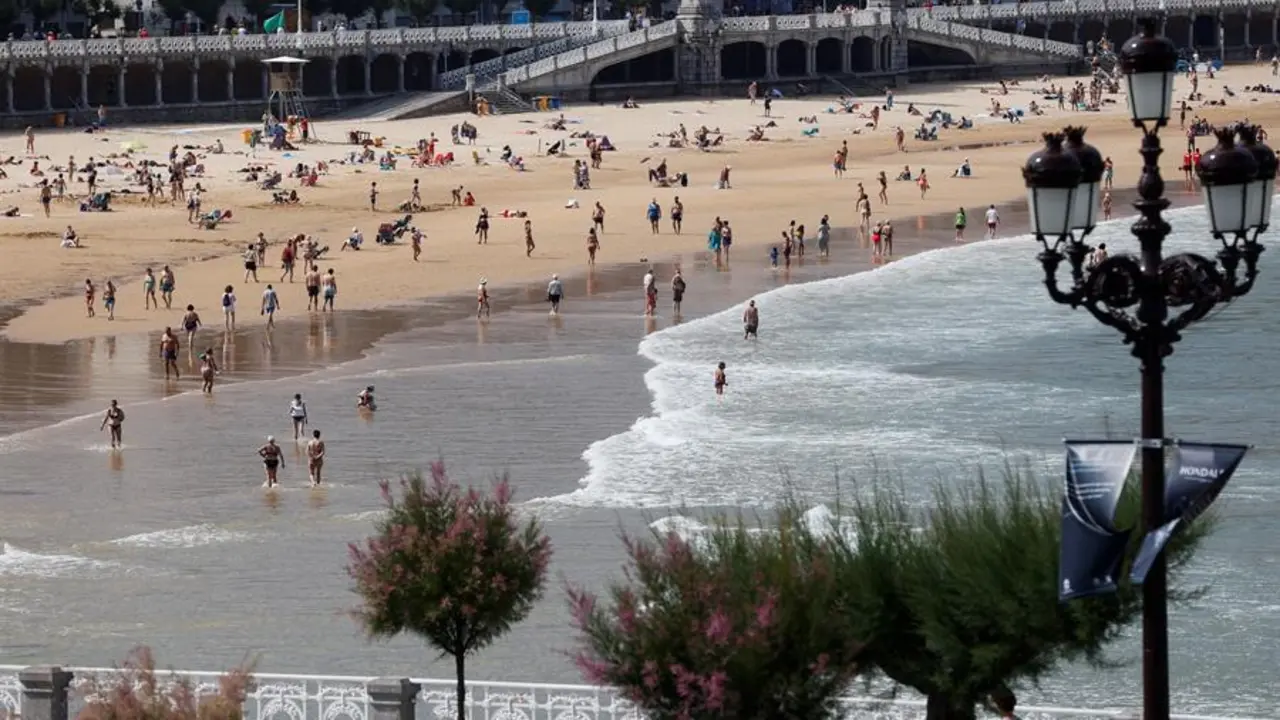 Vista de la playa de La Concha de San Sebasti&aacute;n este martes, en el d&iacute;a del comienzo oficial de la temporada de playas. EFE/Javier Etxezarreta