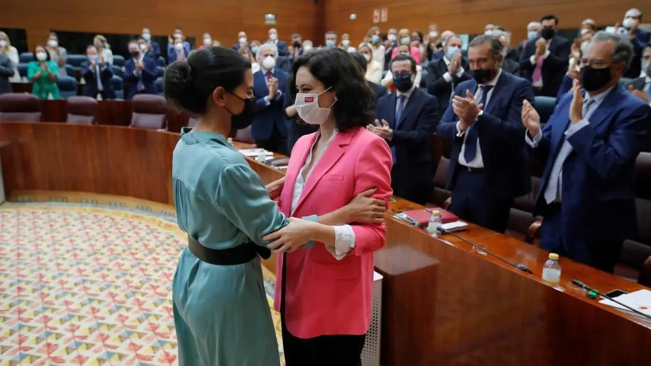 La portavoz de Vox en la Asamblea de Madrid, Roc&iacute;o Monasterio (i) felicita a Isabel D&iacute;az Ayuso (d) tras ser investida presidenta de la Comunidad de Madrid con los votos a favor del PP y Vox y en contra de M&aacute;s Madrid, PSOE y Unidas Podemos, al finalizar la segunda jornada del debate de la sesi&oacute;n de investidura de la XII Legislatura, en la Asamblea. EFE/ Juan Carlos Hidalgo