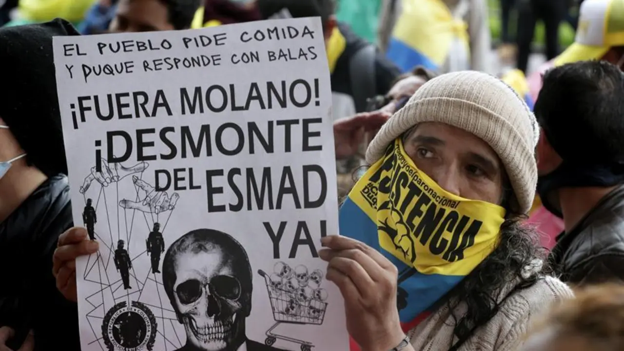 Manifestantes gritan consignas afuera del hotel en el que se encuentran delegados de la CIDH hoy, en Bogot&aacute; (Colombia). El Comit&eacute; Nacional del Paro en Colombia, integrado principalmente por sindicatos, convoc&oacute; una nueva jornada de movilizaciones este mi&eacute;rcoles, mientras la Comisi&oacute;n Interamericana de Derechos Humanos (CIDH) contin&uacute;a su visita de trabajo para observar las violaciones de derechos humanos en el pa&iacute;s. EFE/ Carlos Ortega