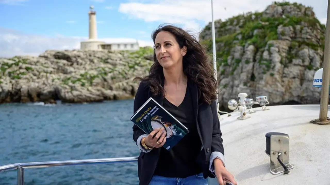 La escritora Mar&iacute;a Oru&ntilde;a posa para los medios de comunicaci&oacute;n durante la presentaci&oacute;n de su libro "Lo que la marea esconde", a bordo de un barco en aguas de la capital c&aacute;ntabra. "Lo que la marea esconde" es la nueva novela de habitaci&oacute;n cerrada de Oru&ntilde;a, que homenajea a cl&aacute;sicos de este g&eacute;nero como Agatha Christie. En esta obra, la teniente Valentina Redondo regresa para esclarecer el extra&ntilde;o asesinato de una de las mujeres m&aacute;s poderosas de Santander en el camarote de una goleta. EFE/ Pedro Puente Hoyos