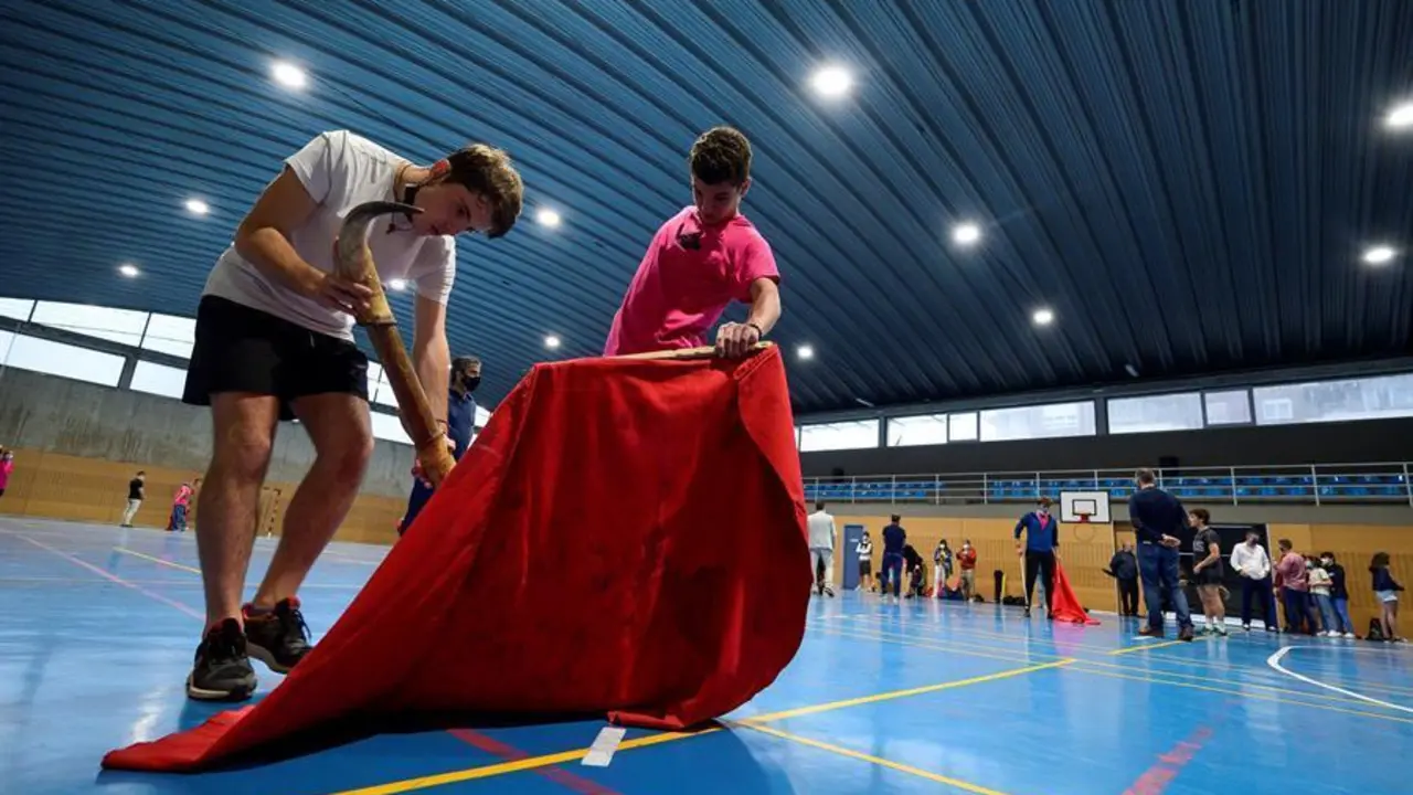Varias personas practican, este viernes, en la escuela taurina de Santander. Santander cuenta desde este viernes oficialmente con una Escuela Taurina, que es la primera vez que hay en Cantabria como centro oficial acreditado para impartir clases de tauromaquia a toda clase de personas, tanto mayores como menores de edad. EFE/Pedro Puente Hoyos