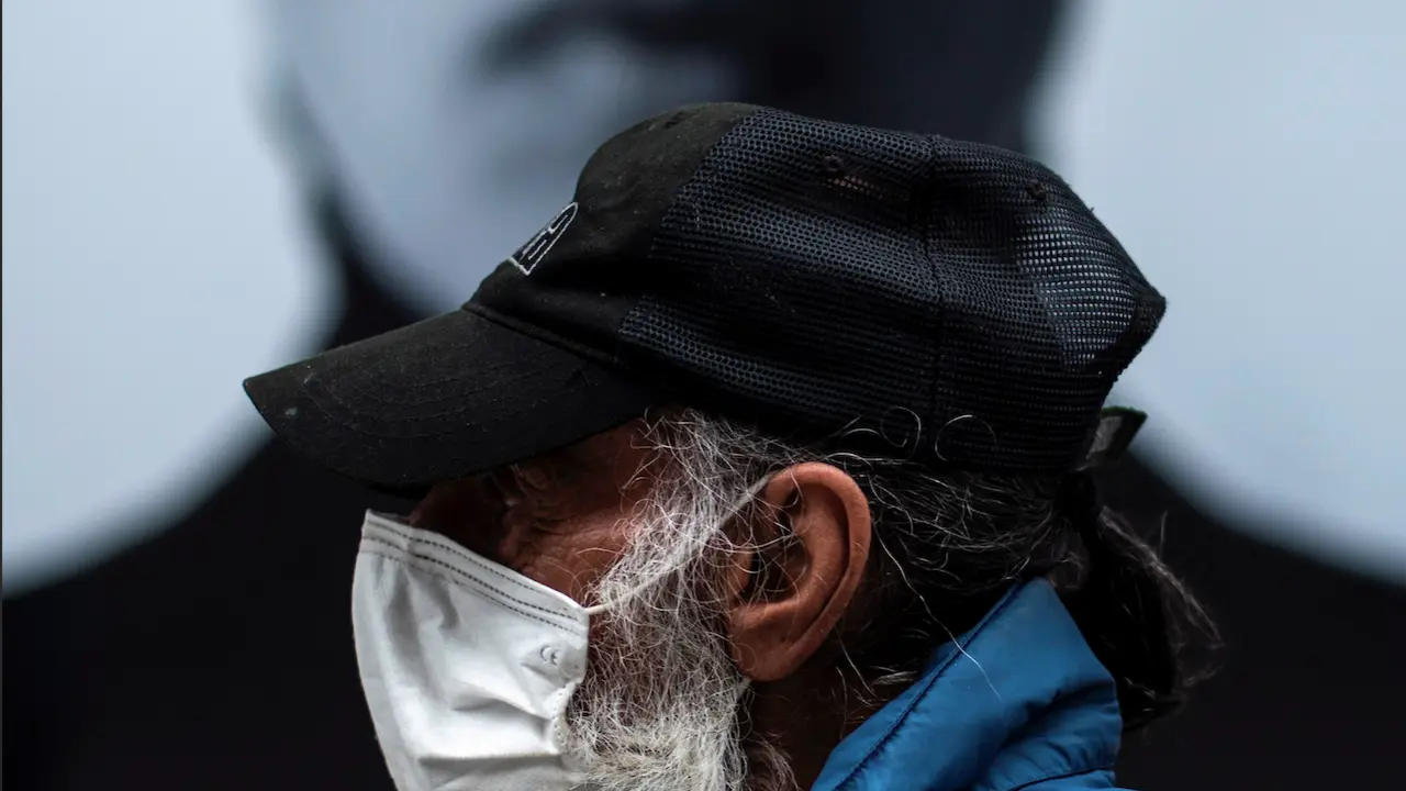 Un hombre camina con mascarilla por una c&eacute;ntrica calle de Ourense, este viernes. El presidente del Gobierno, Pedro S&aacute;nchez, ha anunciado este viernes que la pr&oacute;xima semana habr&aacute; un Consejo de Ministros extraordinario en el que se decidir&aacute; que la mascarilla a causa de la pandemia de coronavirus deje de ser obligatoria en espacios al aire libre a partir del s&aacute;bado 26 de junio. EFE/ Brais Lorenzo