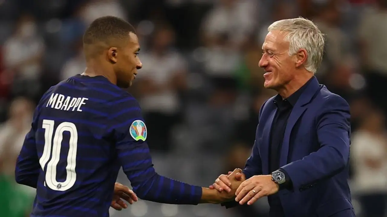 El seleccionador de Francia, Didier Deschamps (d), interact&uacute;a con su delantero Kylian Mbappe tras el pitido final del partido de f&uacute;tbol de la ronda preliminar del grupo F de la Eurocopa 2020 entre Francia y Alemania en M&uacute;nich, Alemania, el 15 de junio de 2021. (Francia, Alemania) EFE/EPA/Kai Pfaffenbach