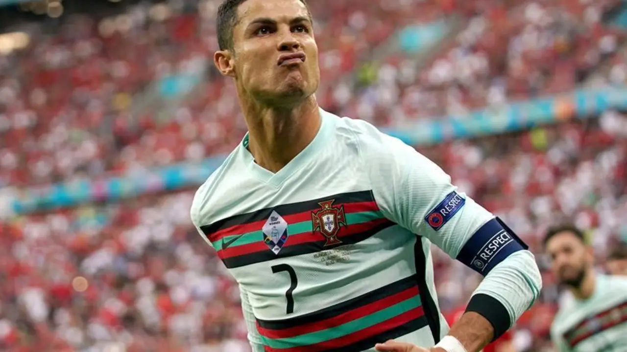 Cristiano Ronaldo de Portugal celebra tras marcar ante Hungr&iacute;a durante el partido del Grupo F de la Eurocopa 2020 que Hungr&iacute;a y Portugal disputan hoy en Budapest, Hungr&iacute;a, 15 Junio 2021. (Hungr&iacute;a) EFE/EPA/Bernadett Szabo / POOL