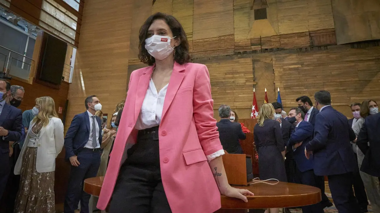 La presidenta en funciones de la Comunidad de Madrid, Isabel D&iacute;az Ayuso, posa tras informar de la formaci&oacute;n de su nuevo equipo de gobierno.