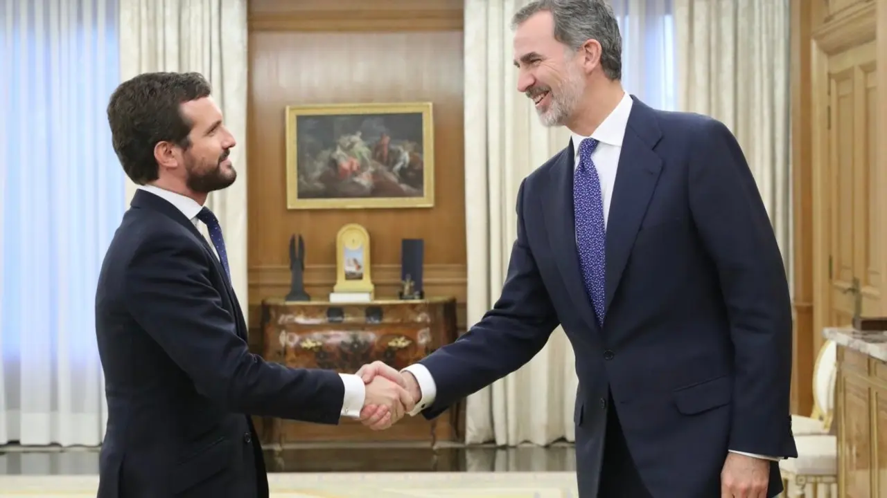 Archivo - El rey Felipe VI recibe en audiencia al presidente del Partido Popular, Pablo Casado en el Palacio de la Zarzuela en Madrid a 11 de diciembre de 2019.