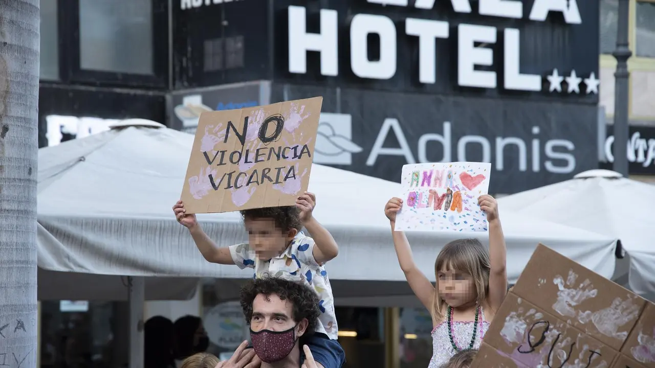 Dos ni&ntilde;os con carteles, participan en una concentraci&oacute;n feminista en la Plaza de la Candelaria
