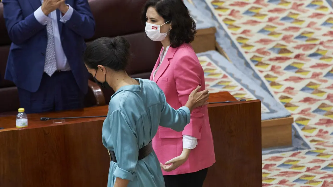 La candidata de Vox a las elecciones de la Comunidad de Madrid, Roc&iacute;o Monasterio, se dirige a la presidenta en funciones de la Comunidad de Madrid, Isabel D&iacute;az Ayuso.